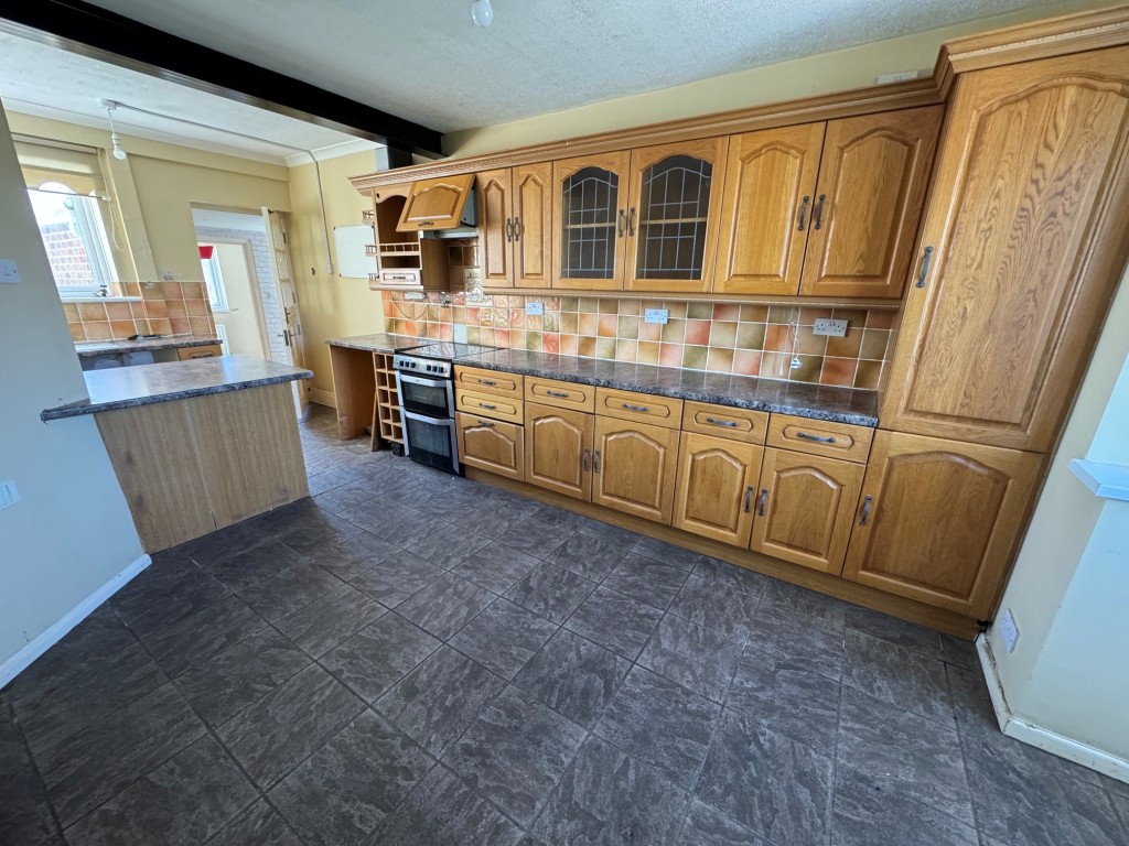 Lot: 127 - SEMI-DETACHED HOUSE IN NEED OF TOTAL REFURBISHMENT - Kitchen